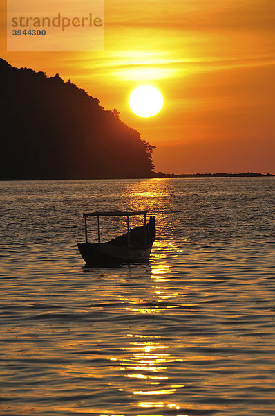 Boot vor Sonnenuntergang  Ngapali Beach  Thandwe  Burma  Birma  Myanmar  Südostasien