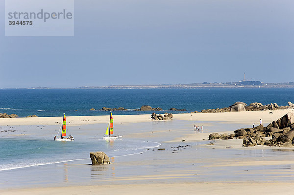 Freizeitaktivität am Strand bei Kerbrat  Cleder  Finistere  Bretagne  Frankreich  Europa