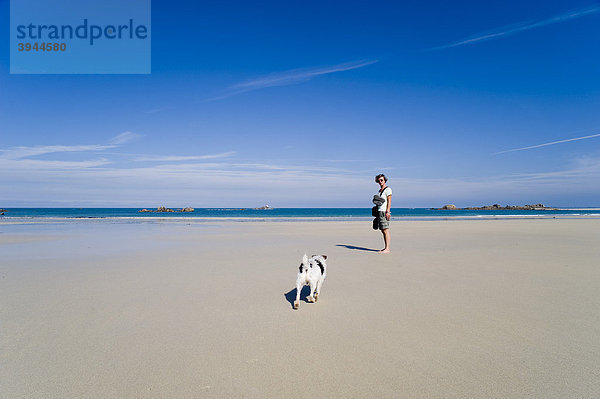 Frau mit einem Jack Russell am Strand bei Kerbrat  Cleder  Finistere  Bretagne  Frankreich  Europa