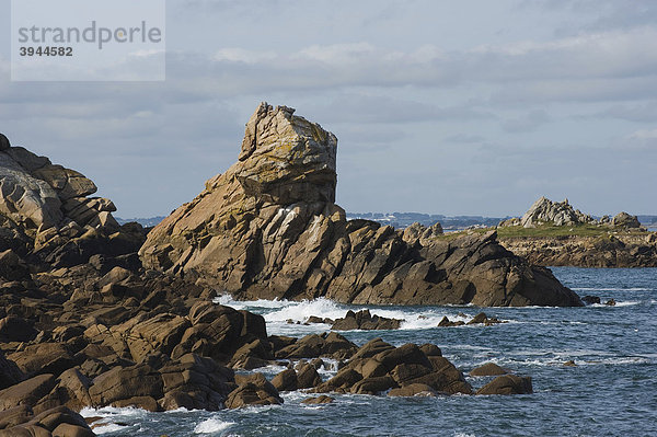 Granitfelsen an der Küste bei Le Diben  Finistere  Bretagne  Frankreich  Europa