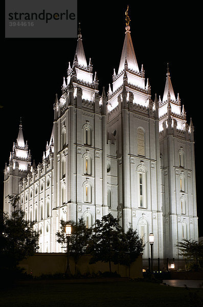 Der Salt-Lake-Tempel der Kirche Jesu Christi der Heiligen der Letzten Tage bei Nacht  Salt Lake City  Utah  USA
