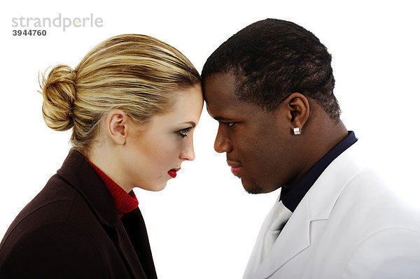 Dunkelhäutiger Mann und weiße Frau Kopf an Kopf