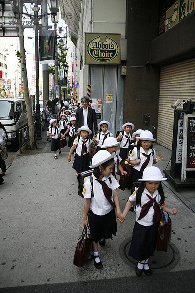 Schulkinder in Tokio  Japan  Asien