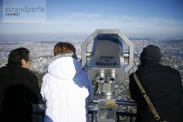 Touristen genießen den Blick über Zürich vom Uetliberg aus  Zürich  Schweiz  Europa