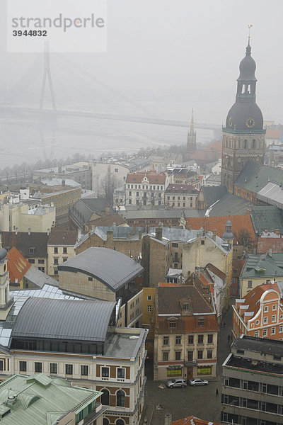 Blick vom Dom über die Altstadt und die Daugava in Riga  Lettland  Baltikum  Nordeuropa