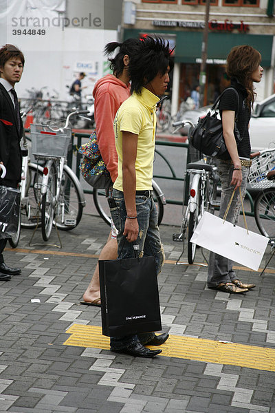 Modischer Mann im Szeneviertel Shinjuku  Tokio  Japan  Asien