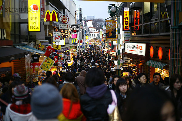 Menschenmassen im Trendviertel Harajuku  Tokio  Japan