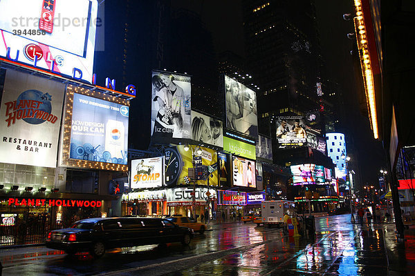 New York Times Square bei Nacht und Regen  New York  USA