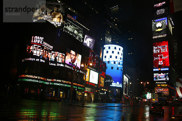 New York Times Square bei Nacht und Regen  New York  USA