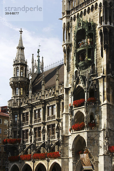 Münchner Rathaus mit Blumenschmuck  München  Bayern  Deutschland  Europa