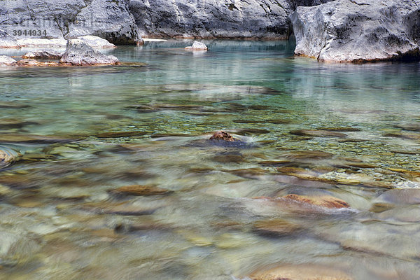 Türkisfarbener Fluss  die Soca in Slowenien  Europa