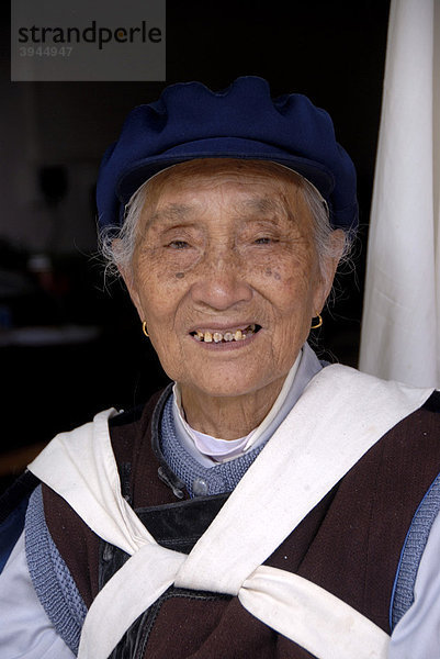 Frau der Naxi Ethnie in Tracht  UNESCO Weltkulturerbe  Portrait  Ethnologie  Nakhi  Lijiang  Provinz Yunnan  Volksrepublik China  Asien