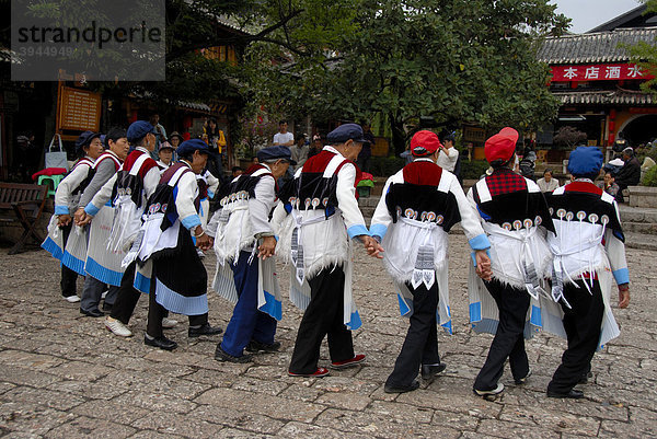 Tanz der Marktfrauen  Ethnologie  Frauen der Naxi Ethnie in Tracht tanzen auf dem alten Marktplatz  Nakhi  Altstadt  Lijiang  UNESCO Weltkulturerbe  Provinz Yunnan  Volksrepublik China  Asien