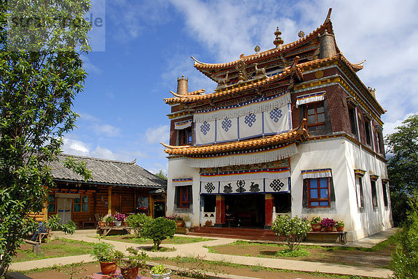 Tibetischer Buddhismus  Xiawaer Tempel  Heiwae Dao  auf Insel im Lugu Hu See  Provinz Yunnan  Volksrepublik China  Asien