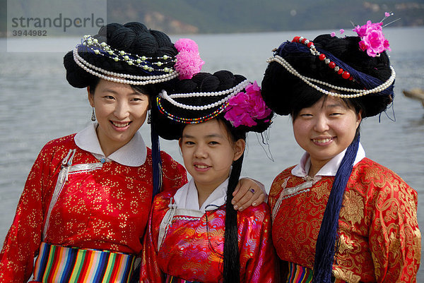 Ethnologie  Tourismus  chinesische Touristen  Han Chinesinnen kleiden sich in lokale Tracht für das Foto  Luoshui  Lugu Hu See  Provinz Yunnan  Volksrepublik China  Asien