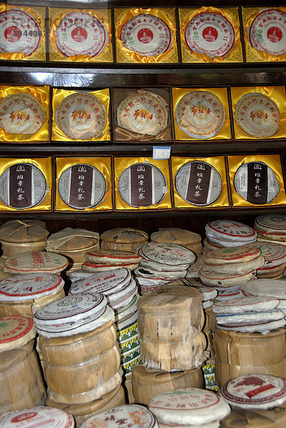 Pu-Erh Tee  Pu'er Tee (Camellia sinensis)  Lagerung  Verpackung und Verkauf als Teekuchen und in Bambus  Lijiang  Provinz Yunnan  Volksrepublik China  Asien