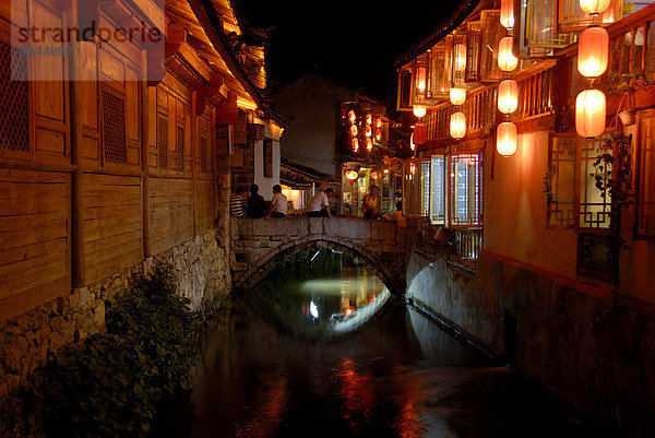 Alte Häuser aus Holz  rote Lampions  Kanal und Brücke  Altstadt von Lijiang  UNESCO Weltkulturerbe  Nachtaufnahme  Provinz Yunnan  Volksrepublik China  Asien