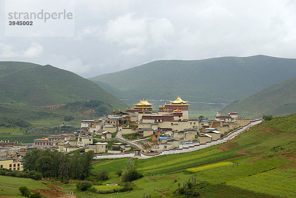 Tibetischer Buddhismus  Klosteranlage mit Mauer  Tempel  hügelige Landschaft  Kloster Ganden Sumtseling Gompa  Zhongdian  Shangri-La  Provinz Yunnan  Volksrepublik China  Asien