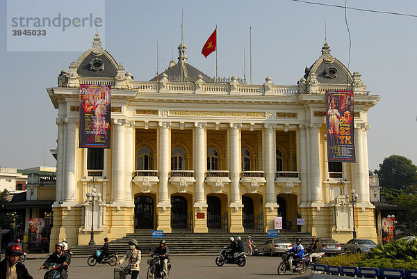 Opernhaus  Neoklassizismus  Verkehr  Mopeds  Hanoi  Vietnam  Südostasien  Asien