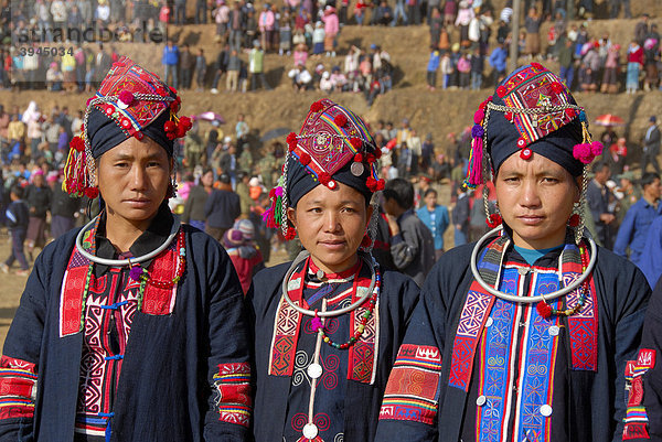 Portrait  Ethnologie  drei Frauen der Akha Oma Ethnie gekleidet in bunte Tracht  Kopfschmuck  Festival in Phongsali Stadt  Provinz Phongsali  Phongsaly  Laos  Südostasien  Asien