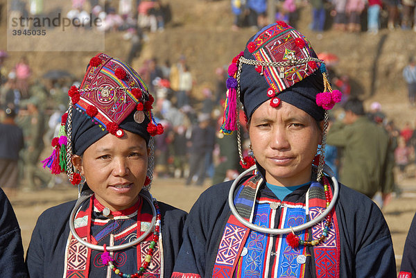 Portrait  Ethnologie  zwei Frauen der Akha Oma Ethnie gekleidet in bunte Tracht  Kopfschmuck  Festival in Phongsali Stadt  Provinz Phongsali  Phongsaly  Laos  Südostasien  Asien