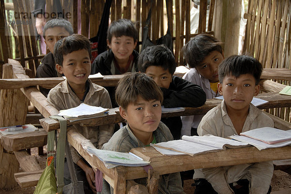 Armut  Bildung  Schule  einfache Dorfschule  Schüler der Akha Pixor Ethnie drücken Schulbank  Dorf Ban Moxoxang  Distrikt Phongsali  Provinz Phongsali  Phongsaly  Laos  Südostasien  Asien