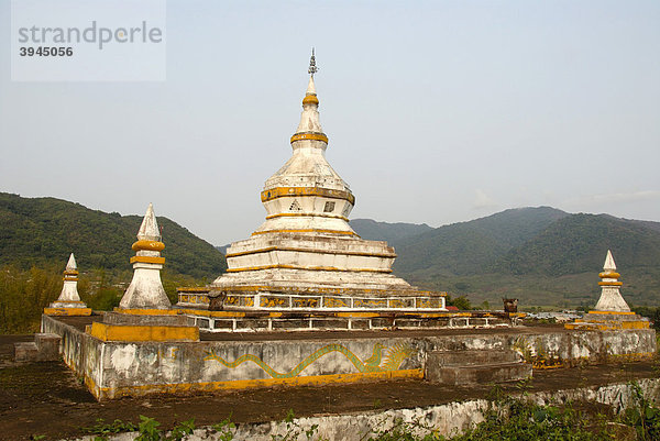 Theravada Buddhismus  weißer Stupa  That Kiu Eeg  Ou Tai  Distrikt Gnot Ou  Yot Ou  Provinz Phongsali  Phongsaly  Laos  Südostasien  Asien