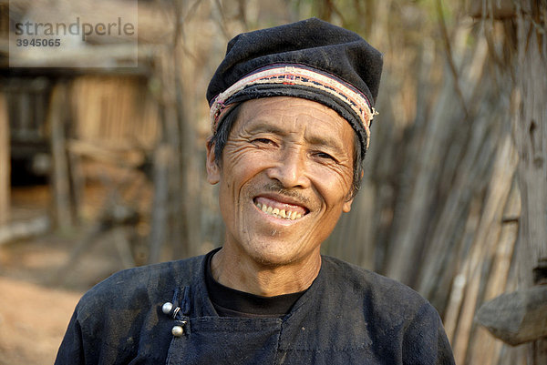 Armut  Portrait  Ethnologie  Mann der Yao Ethnie gekleidet in Tracht lacht  Kopfbedeckung  Dorf Ban Houeyyoum  Distrikt Gnot Ou  Yot Ou  Provinz Phongsali  Phongsaly  Laos  Südostasien  Asien