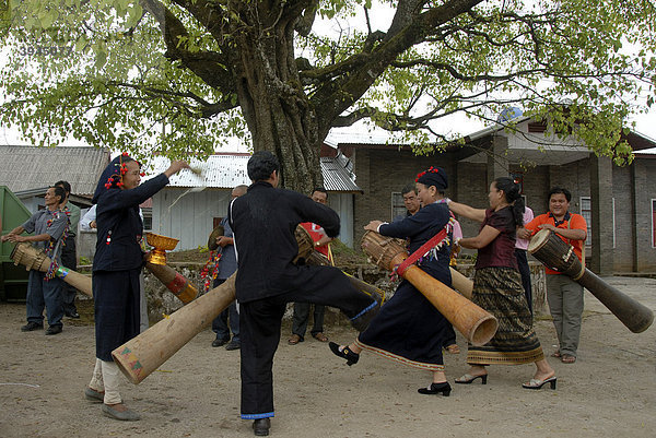 Ethnologie  Musiker der Phunoi Ethnie spielen und tanzen zu Musik auf Trommeln  Tanz  Pi Mai  Laotisches Neujahrsfest  Volksfest  Phongsali Stadt  Phongsali Provinz  Phongsaly  Laos  Südostasien  Asien