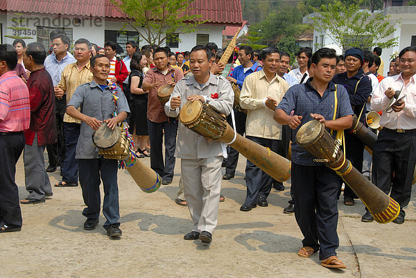 Ethnologie  Männer der Phunoi Ethnie  Musikanten machen Musik auf Trommeln  Pi Mai  Laotisches Neujahrsfest  Volksfest  Phongsali Stadt  Phongsali Provinz  Phongsaly  Laos  Südostasien  Asien