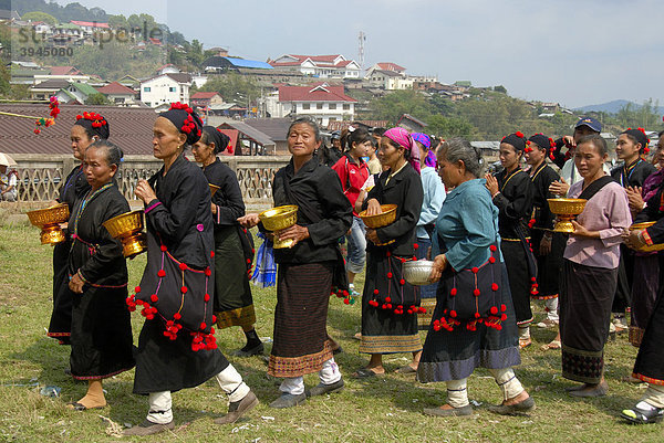 Ethnologie  Frauen der Phunoi Ethnie in Tracht  Prozession  Pi Mai  Laotisches Neujahrsfest  Volksfest  Phongsali Stadt  Phongsali Provinz  Phongsaly  Laos  Südostasien  Asien