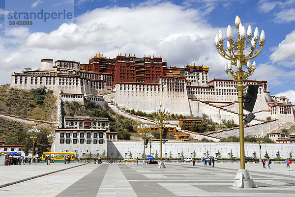 Platz mit Laterne  Potala-Palast  Winterpalast des Dalai Lama  UNESCO Weltkulturerbe  Lhasa  Himalaya  Autonomes Gebiet Tibet  Volksrepublik China  Asien
