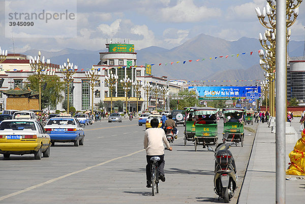 Hauptstraße mit VW Santana als Taxi  Rikschas  China Post  Lhasa  Himalaya  Autonomes Gebiet Tibet  Volksrepublik China  Asien
