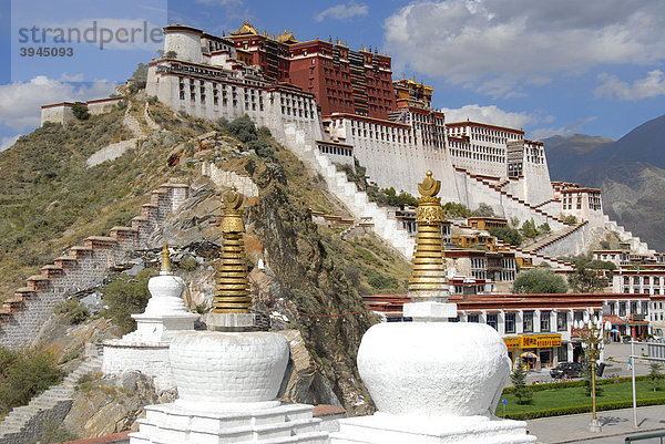 Tibetischer Buddhismus  weiße Stupas vor dem Potala-Palast  Winterpalast des Dalai Lama  UNESCO Weltkulturerbe  Lhasa  Himalaya  Autonomes Gebiet Tibet  Volksrepublik China  Asien