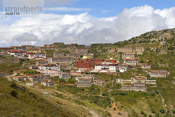Ganden-Kloster  Gandain  Ganden Namgyeling  große Klosteranlage am Hang  Gelug Schule  Gelugpa  Gelbmützen  bei Lhasa  Himalaya  Autonomes Gebiet Tibet  Volksrepublik China  Asien