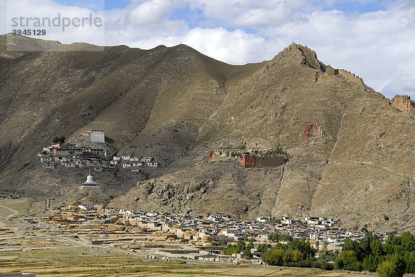 Tibetische Landschaft  Dorf mit Kloster  Stupa und Festung am Hang  Yaduixiang bei Tsetang  Himalaya  Autonomes Gebiet Tibet  Volksrepublik China  Asien