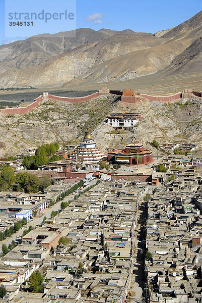 Tibetischer Buddhismus  Kloster Pelkor Chöde mit Stupa Kumbum hinter der Altstadt  Balkor-Kloster  Gyantse  Himalaya  Autonomes Gebiet Tibet  Volksrepublik China  Asien