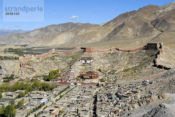 Tibetischer Buddhismus  Kloster Pelkor Chöde mit umgebender Mauer  Balkor-Kloster  Stupa Kumbum  Altstadt und Landschaft  Gyantse  Himalaya  Autonomes Gebiet Tibet  Volksrepublik China  Asien