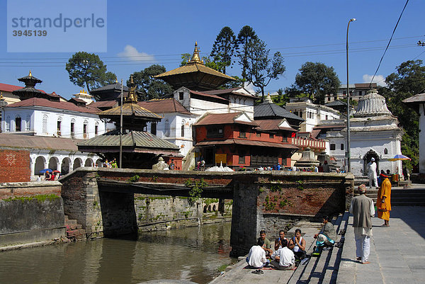UNESCO Weltkulturerbe  Hinduismus  Architektur  Pagoden  Tempelanlage mit Brücke über den Bagmati Fluss  Tempel Pashupatinath  Kathmandu  Nepal  Himalaya  Asien