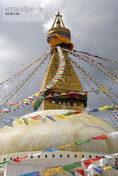UNESCO Weltkulturerbe  tibetischer Buddhismus  Architektur  Stupa Bodnath  Boudhanath  Boudha  zwei Augen blicken herab  bunte Gebetsfahnen  Kathmandu  Nepal  Himalaya  Asien