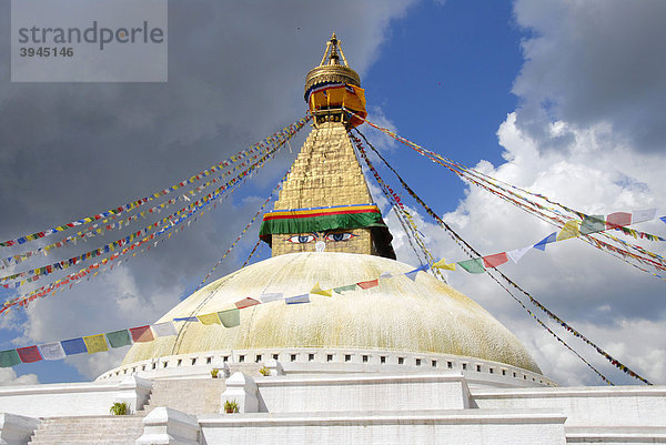 UNESCO Weltkulturerbe  tibetischer Buddhismus  Architektur  Stupa Bodnath  Boudhanath  Boudha  zwei Augen blicken herab  bunte Gebetsfahnen  Kathmandu  Nepal  Himalaya  Asien