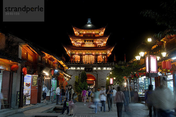 Architektur  Nachtaufnahme  beleuchteter chinesischer Turm  Fußgängerzone  Häuser in der Altstadt  Dali  Yunnan  Volksrepublik China  Asien