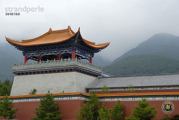 Architektur  chinesischer Turm  Teil der Mauer vor Berg  Chongsheng Tempel  Dali  Yunnan  Volksrepublik China  Asien