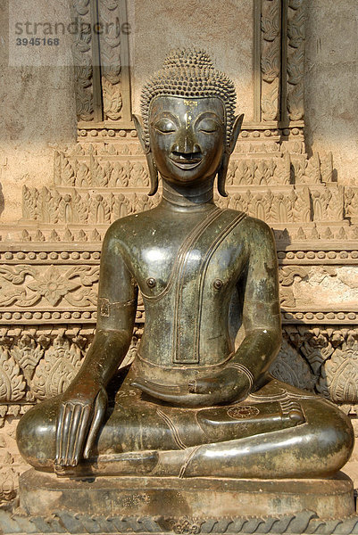 Theravada Buddhismus  alte Buddha-Statue aus Bronze in Meditation  Bhumisparsha Mudra  Bhumisparshamudra  Geste der Erdanrufung  Museum Ho Phra Keo  Vientiane  Laos  Südostasien  Asien
