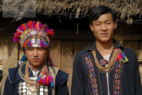 Portrait  Frau und Mann der Akha Loma Ethnie  bunte traditionelle Kleidung  Tracht  Ban Noy  Provinz Phongsali  Laos  Südostasien  Asien