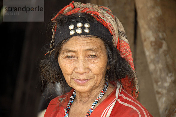 Armut  Portrait  alte Frau der Akha Djepia Ethnie  Dorf Ban Sapa  Nam Lan Conservation Area  Distrikt Boun Tai  Provinz Phongsali  Laos  Südostasien  Asien
