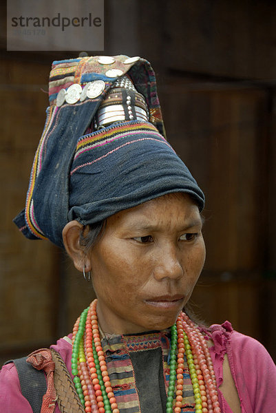 Armut  Portrait  Frau der Akha Pala Ethnie  Turban  traditionelle Kopfbedeckung  Pak Nam Noi  Distrikt Muang Khoua  Provinz Phongsali  Laos  Südostasien  Asien