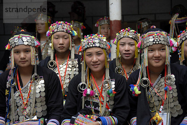 Gruppenaufnahme  Mädchen der Akha Nuqui Ethnie  traditionelle Kleidung  Kopfbedeckung verziert mit Silbermünzen  Provinz Phongsali  Laos  Südostasien  Asien