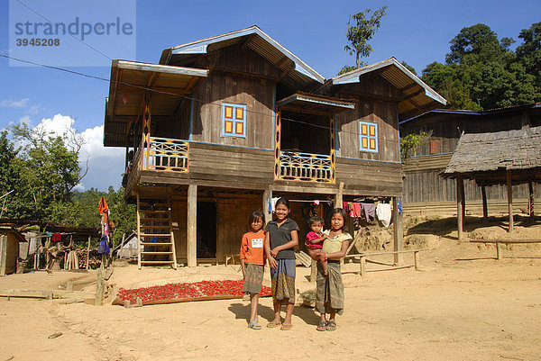 Armut  Mädchen der Khmu Ethnie vor Holzhaus  Dorf Ban Kokgniew  Distrikt Muang Khoua  Provinz Phongsali  Laos  Südostasien  Asien Holzhaus