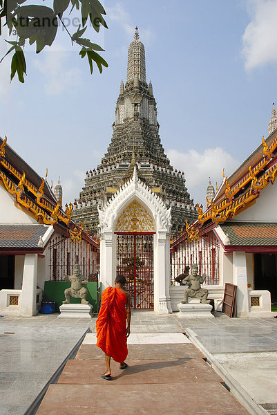 Theravada Buddhismus  Mönch auf dem Weg zum Tempel  Kleidung Robe orange  Stupa  Phra Chedi  Prang  Wat Arun  Bangkok  Thailand  Südostasien  Asien